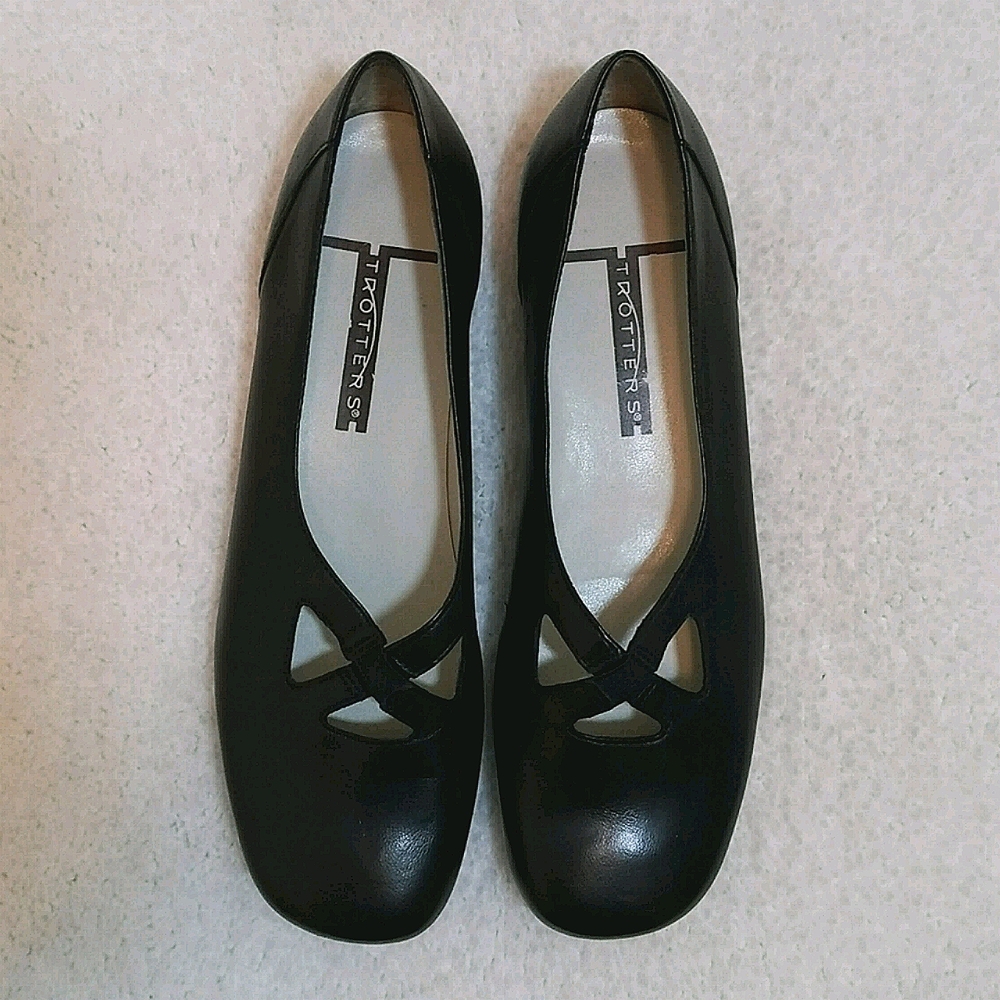 Trotters Black Leather Ballet Crisscross Flats. NWOT